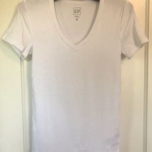 2 GAP v-neck modern t-shirts S small black white
